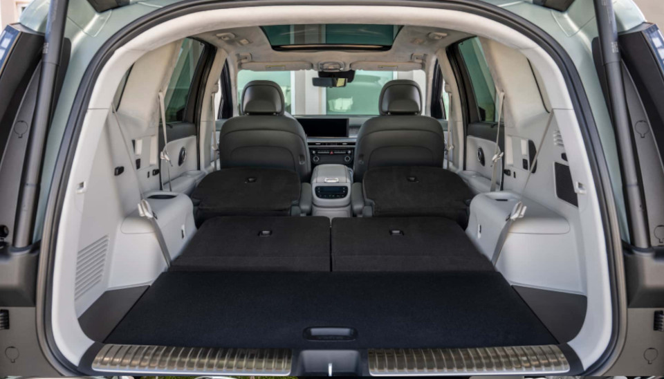 Kabin Ioniq 9 saat jok baris kedua dan ketiga dilipat rata