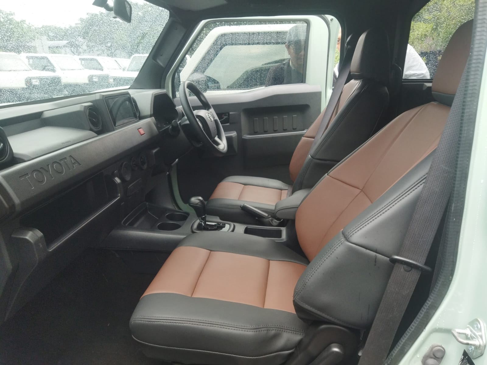 Area baris pertama Toyota Hilux Rangga masih identik dengan versi bawaan