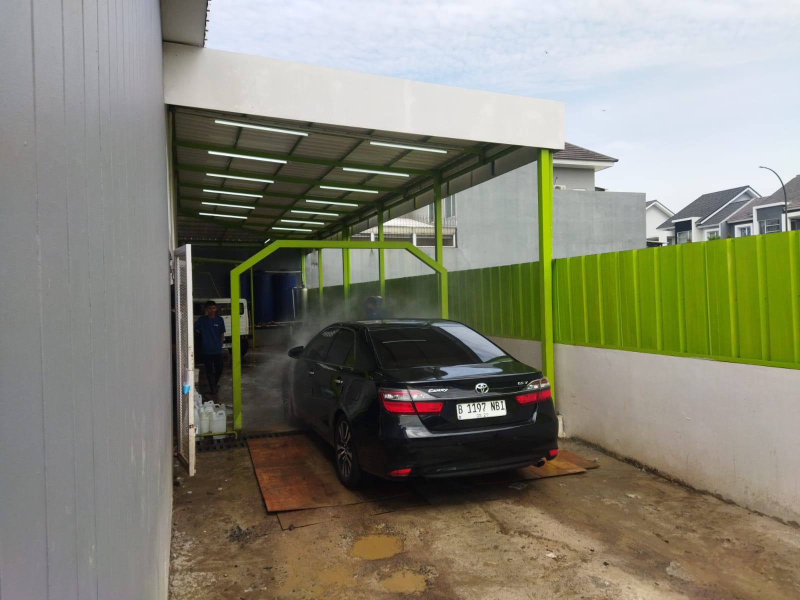 Tahap awal masuk ke gawangan disemprot air bertekanan