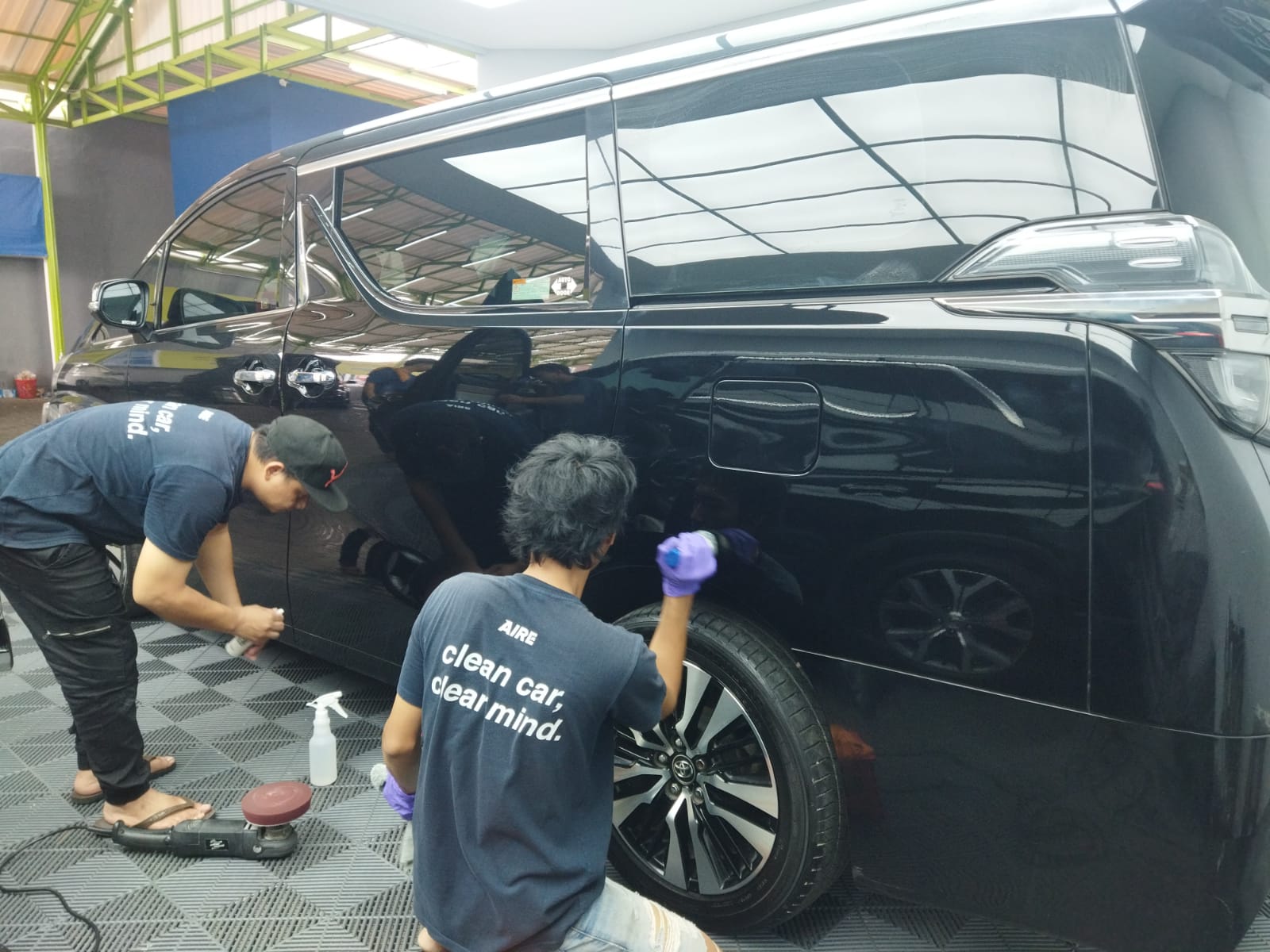 Tersedia juga layanan poles bodi mobil