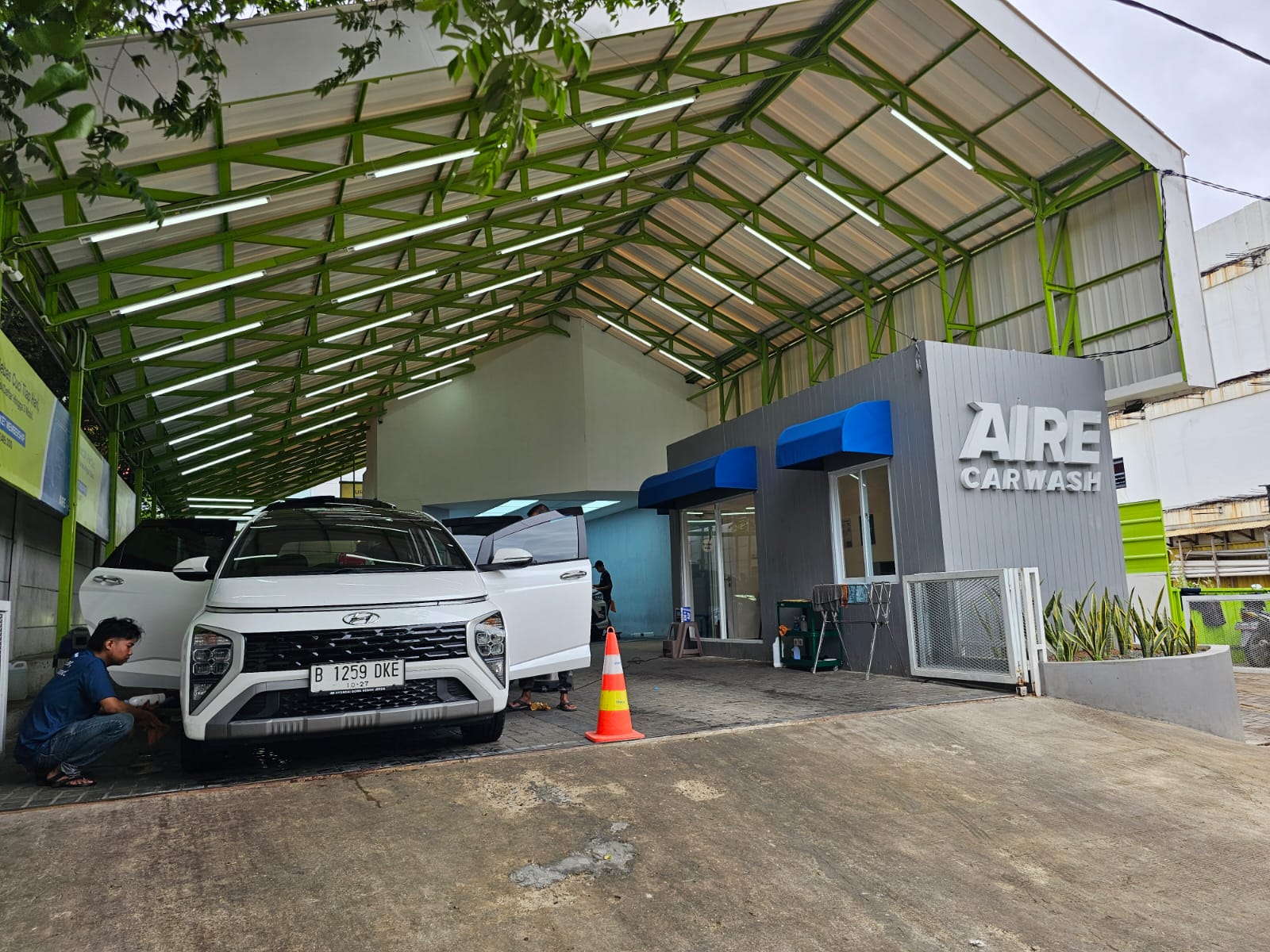 Identitas AIRE Car Wah terlihat khas