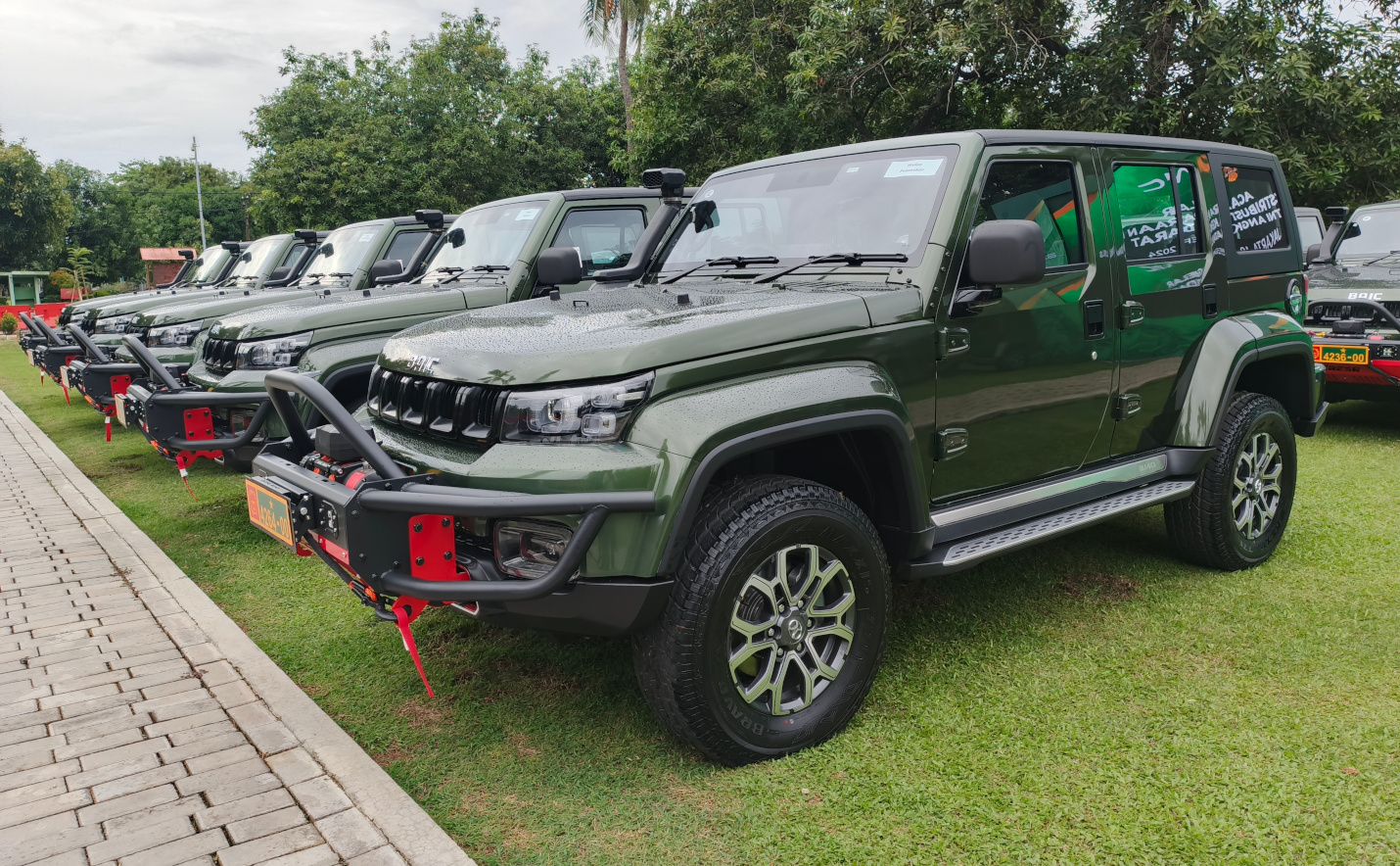 BJ40 Plus TNI AD pasang bumper guard lengkap dengan winch