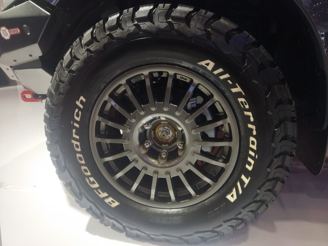 Ford Everest Titanum dengan aksesori Hamer pakai velg Braid ukuran 18 inci