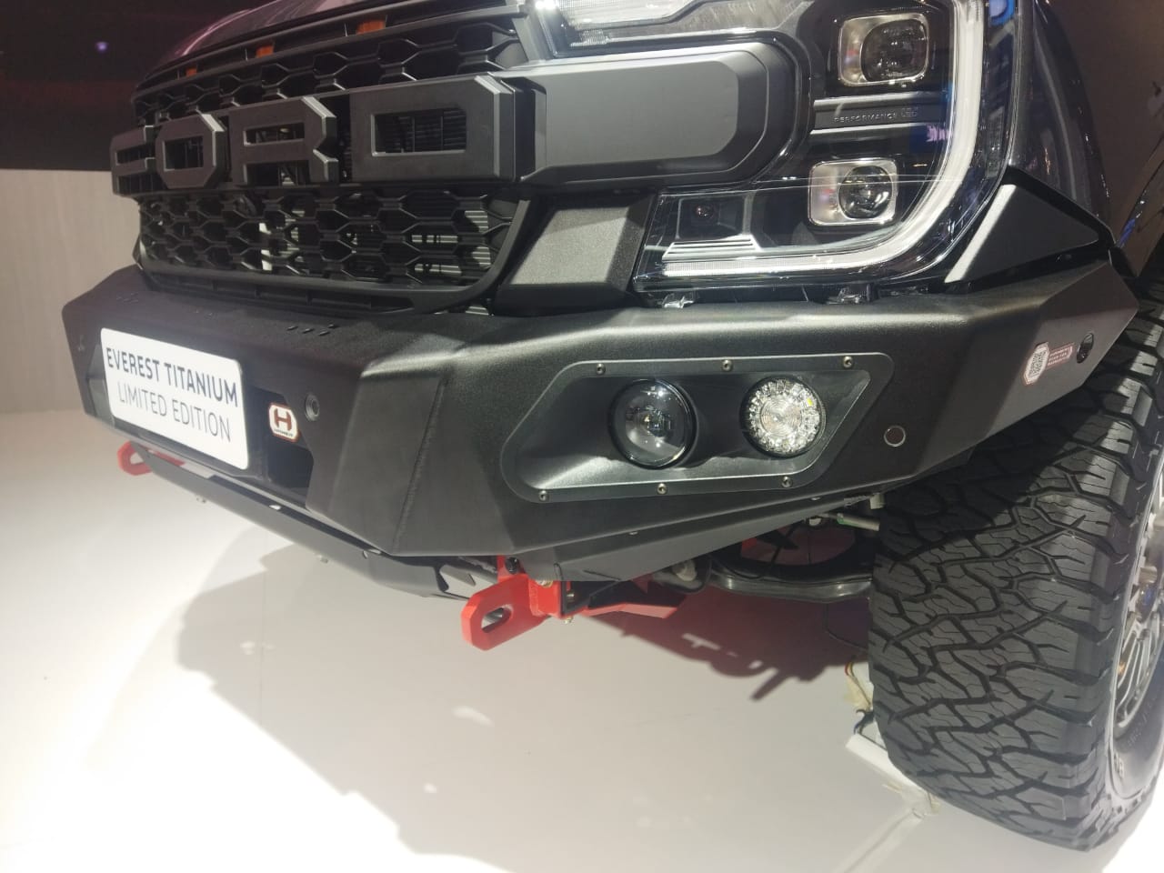 Bull bar kekar dengan gril baru bertuliskan Ford