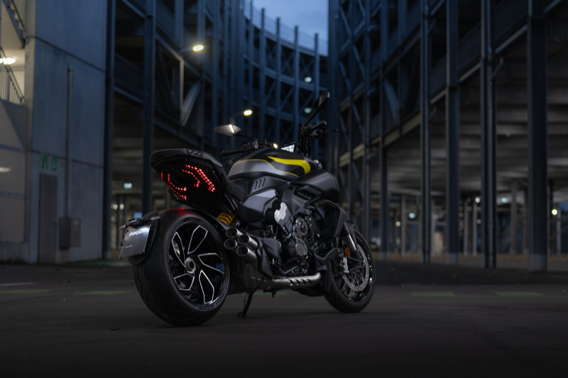 Ducati Diavel V4 Black Roadster