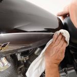 Amankah Menghitamkan Bodi Motor dengan Semir Sepatu? Ini Tips Liburan Tenang, Motor Kinclong!