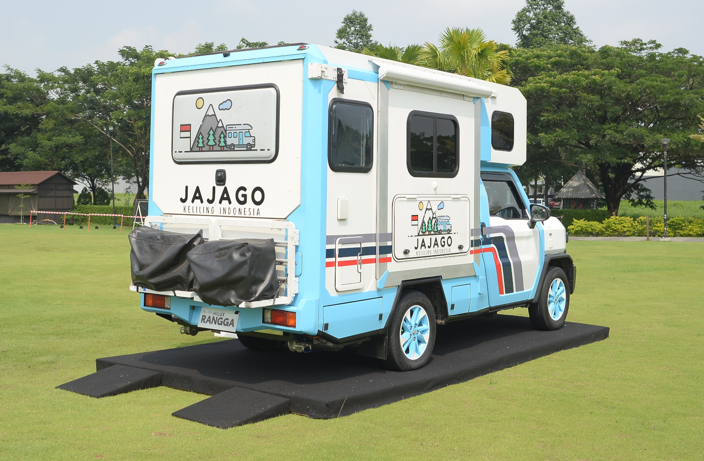 Bagian atap pasang panel surya hingga 720 WP untuk kebutuhan listrik harian