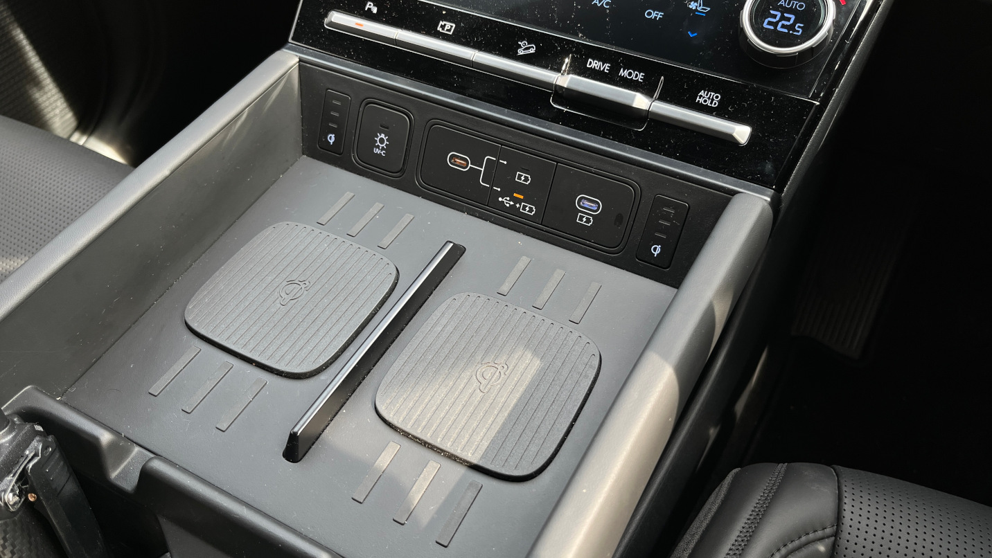 Tombol drive mode terletak di depan sepasang wireless charging