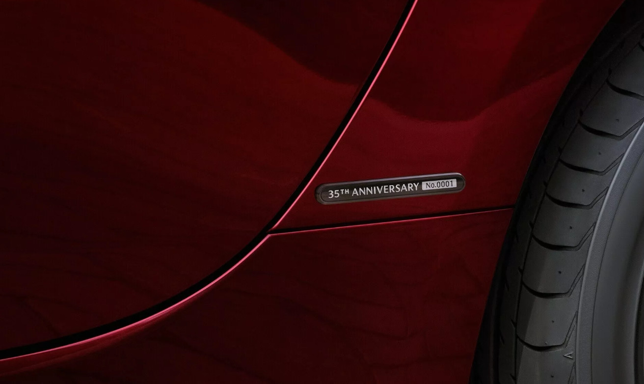 Nomor individual melekat di balik pintu spesifikasi Mazda MX-5 edisi ulang tahun ke-35