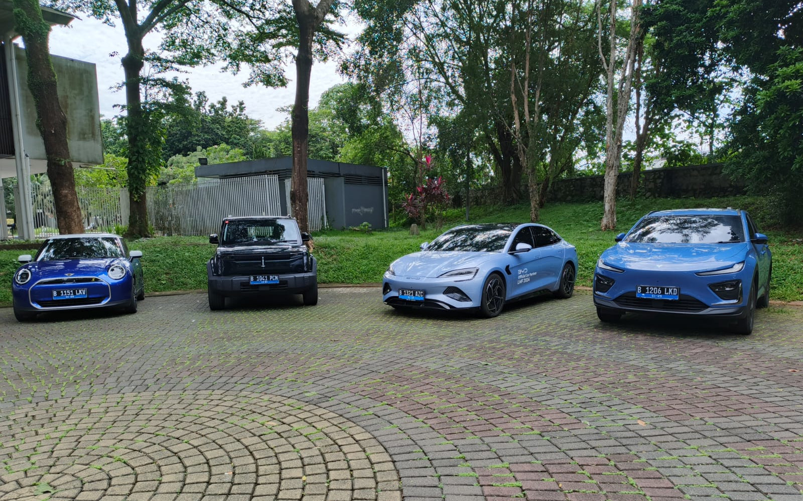 Momen #MoLibur2024 Dimulai Usung Tema Kepraktisan, Ikuti Keseruannya! Jajaran mobil listrik di #MoLibur2024