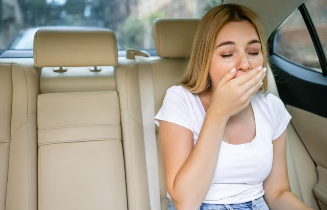 8 Tips Ampuh Menghilangkan Pusing di Dalam Mobil Saat Perjalanan Jauh Mual di kabin bisa diatasi saah satunya dengan banyak minum air putih