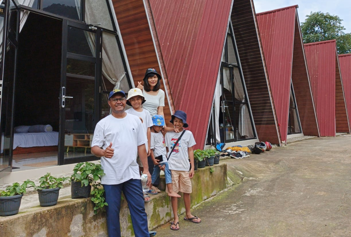 #MoLibur2024 : Menaklukkan Guci sampai Pekalongan Pakai Mitsubishi XForce yang Kepraktisannya Juara pose di penginapan 1