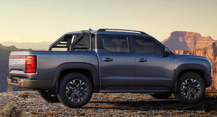 Postur samping BYD Shark 6 terlihat gagah 