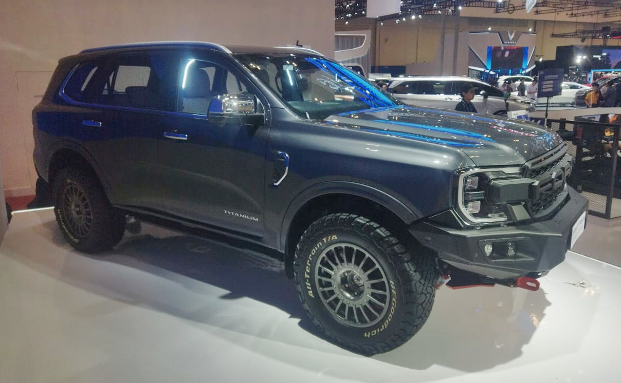 Tampak samping Ford Everest Titanum dengan aksesori Hamer