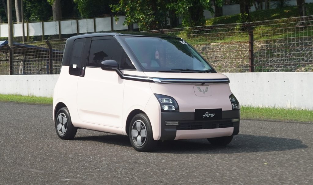 Wuling Air EV Raih Penghargaan dari Forum Keselamatan Transportasi Indonesia