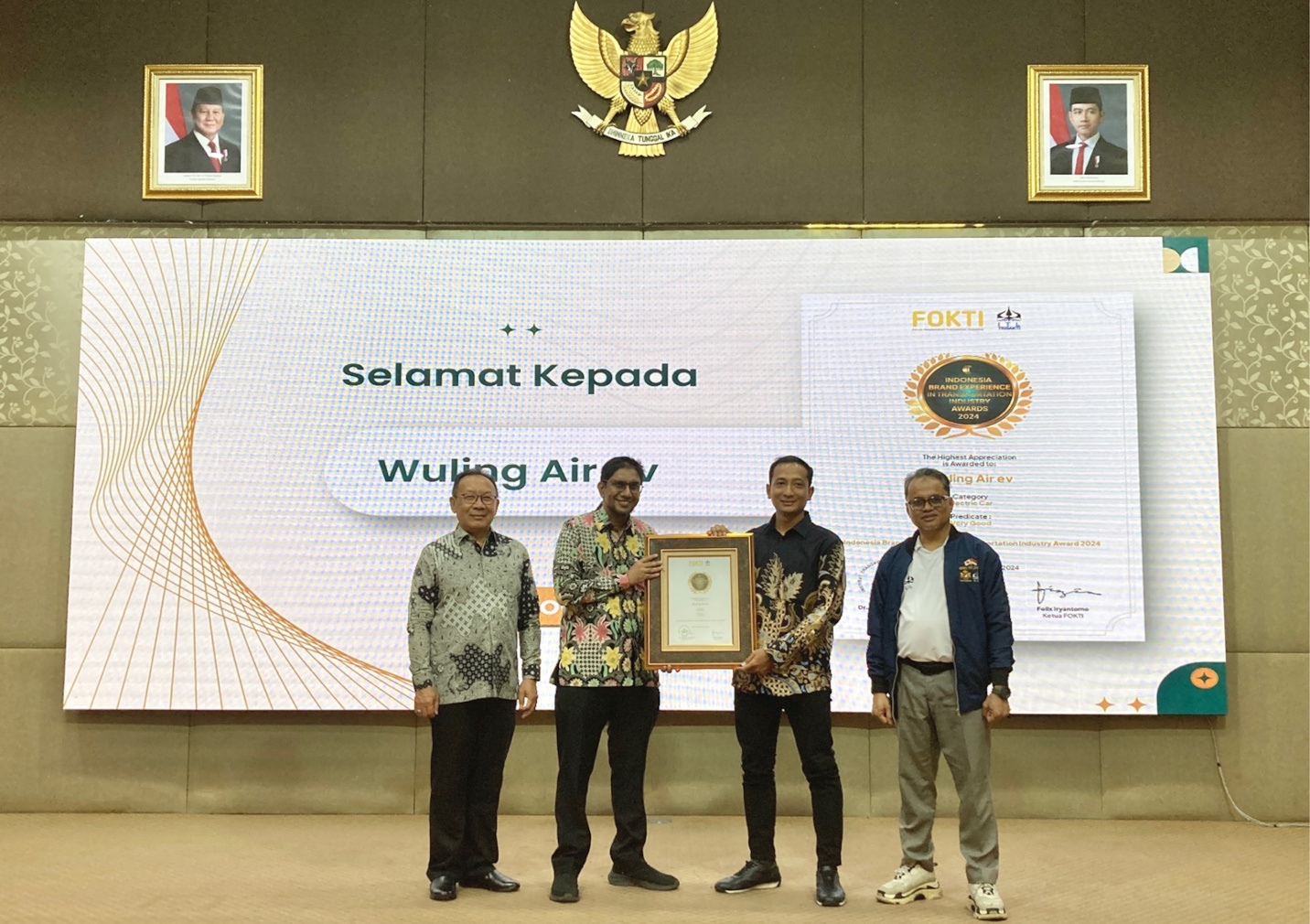 Wuling Air EV Raih Penghargaan dari Forum Keselamatan Transportasi Indonesia Simbolisasi penyerahan penghargaan Wuling Air EV