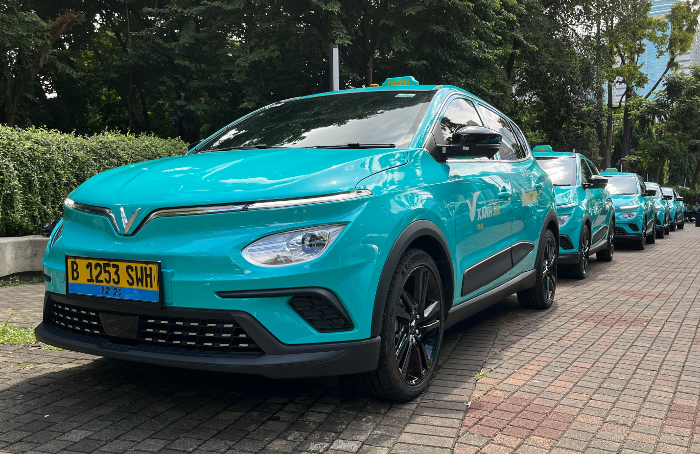 Seluruh armada terdiri dari mobil listrik VinFast Limogreen, yang menawarkan perjalanan bebas emisi, bebas kebisingan, dan bebas bau bahan bakar.