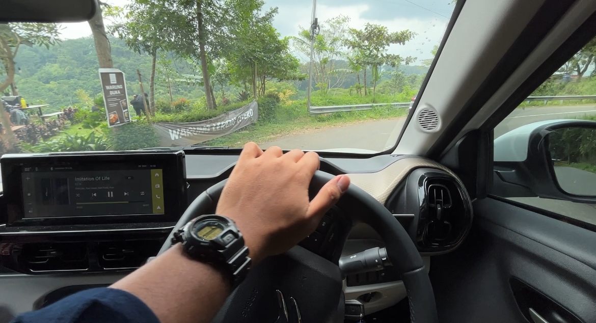 #MoLibur2024 : Citroen C3 Aircross Bikin Tambah Romantis Liburan ke Kota Hujan Bantingan suspensi Citroen C3 Aircross tergolong empuk