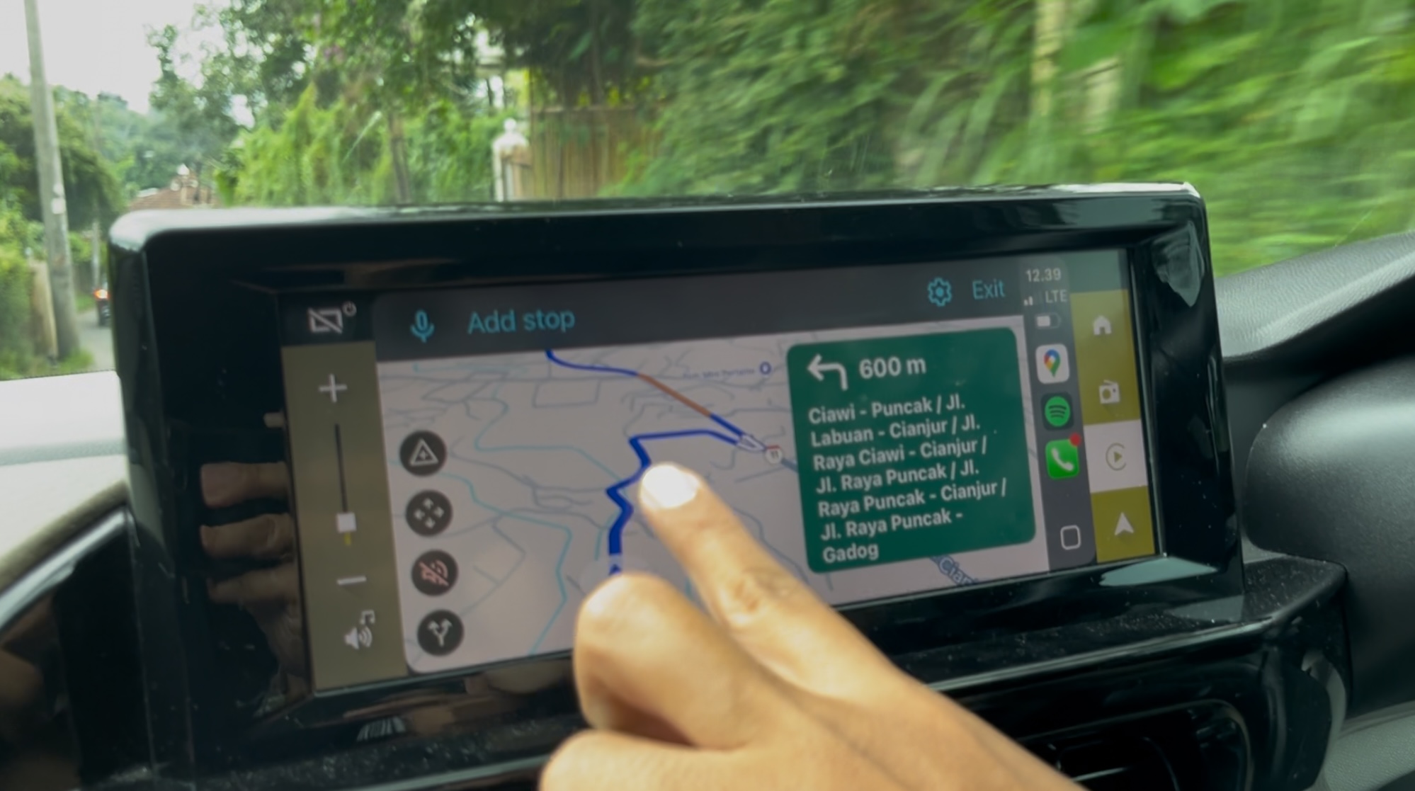 #MoLibur2024 : Citroen C3 Aircross Bikin Tambah Romantis Liburan ke Kota Hujan Konektivitas ke Apple Carplay dan Android Auto memudahkan untuk melihat maps misalnya