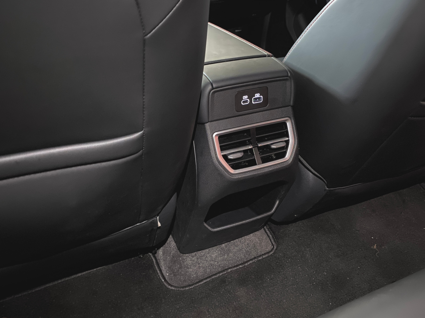 #MoLibur2024 : Dimanja Neta X Liburan Praktis dan Nyaman ke Purwokerto hingga Bandung Colokan USB type C, type A dan kotak penyimpanan terbuka