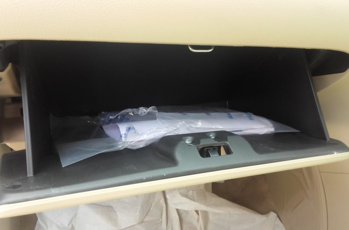 Tips Memanfaatkan Kompartemen Penyimpanan Secara Maksimal Glove box bisa untuk menyimpan barang berukuran lebih besar dan aman dari paparan panas matahari