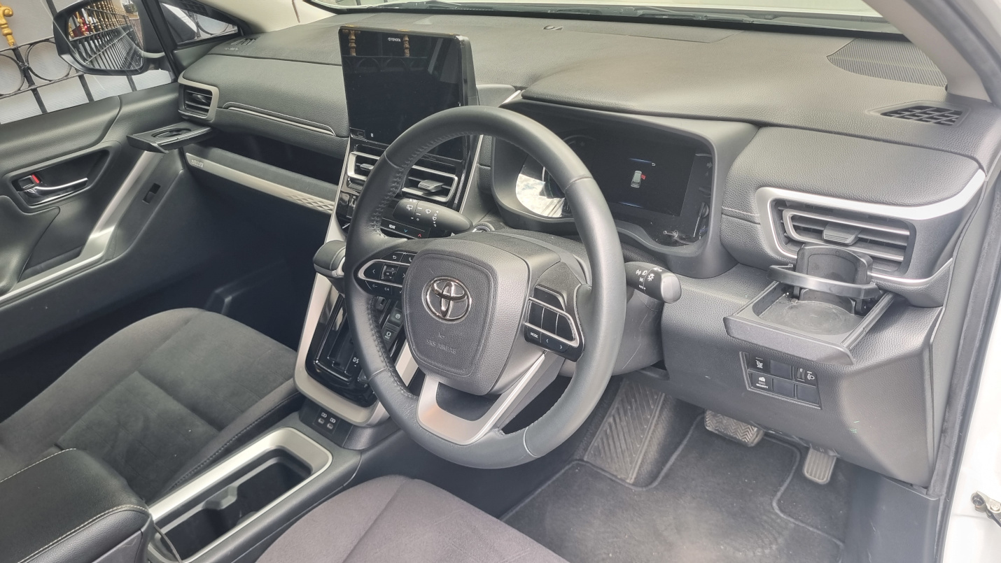 #MoLibur2024 : Liburan ke Yogyakarta dan Solo pakai Toyota Kijang Innova Zenix Hybrid, Memang Tiada Duanya! Area dasbor depan juga menyediakan beberapa cup holder tepat di depan kisi AC