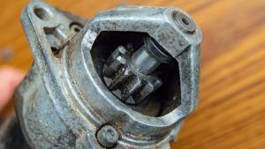 5 Tips Mengatasi Dinamo Starter Mobil Lemah, Cek Bagian Aki!