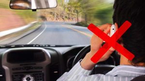 Bahaya Bermain Ponsel saat Berkendara, Jangan Sampai Liburan Berakhir Maut