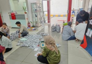 Konsumen di Palangkaraya Beli Truk Isuzu Pakai Uang Koin