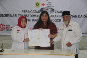 Hino Peduli Kemanusiaan Gelar CSR Sarana Darurat Bantu PMI Kabupaten Bogor