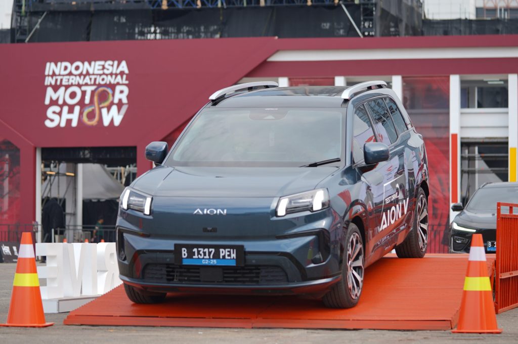 Test Drive Mobil AION di IIMS 2025