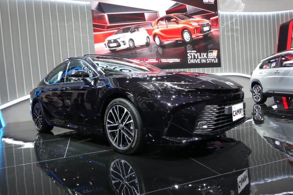 Penyegaran bodi dan kabin New Toyota Camry HEV