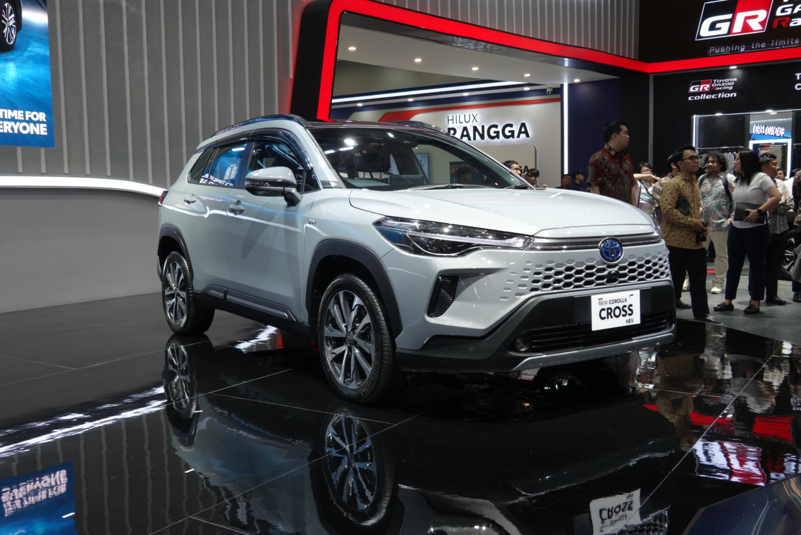 New Toyota Camry HEV dan New Toyota Corolla Cross HEV Rilis di IIMS 2025