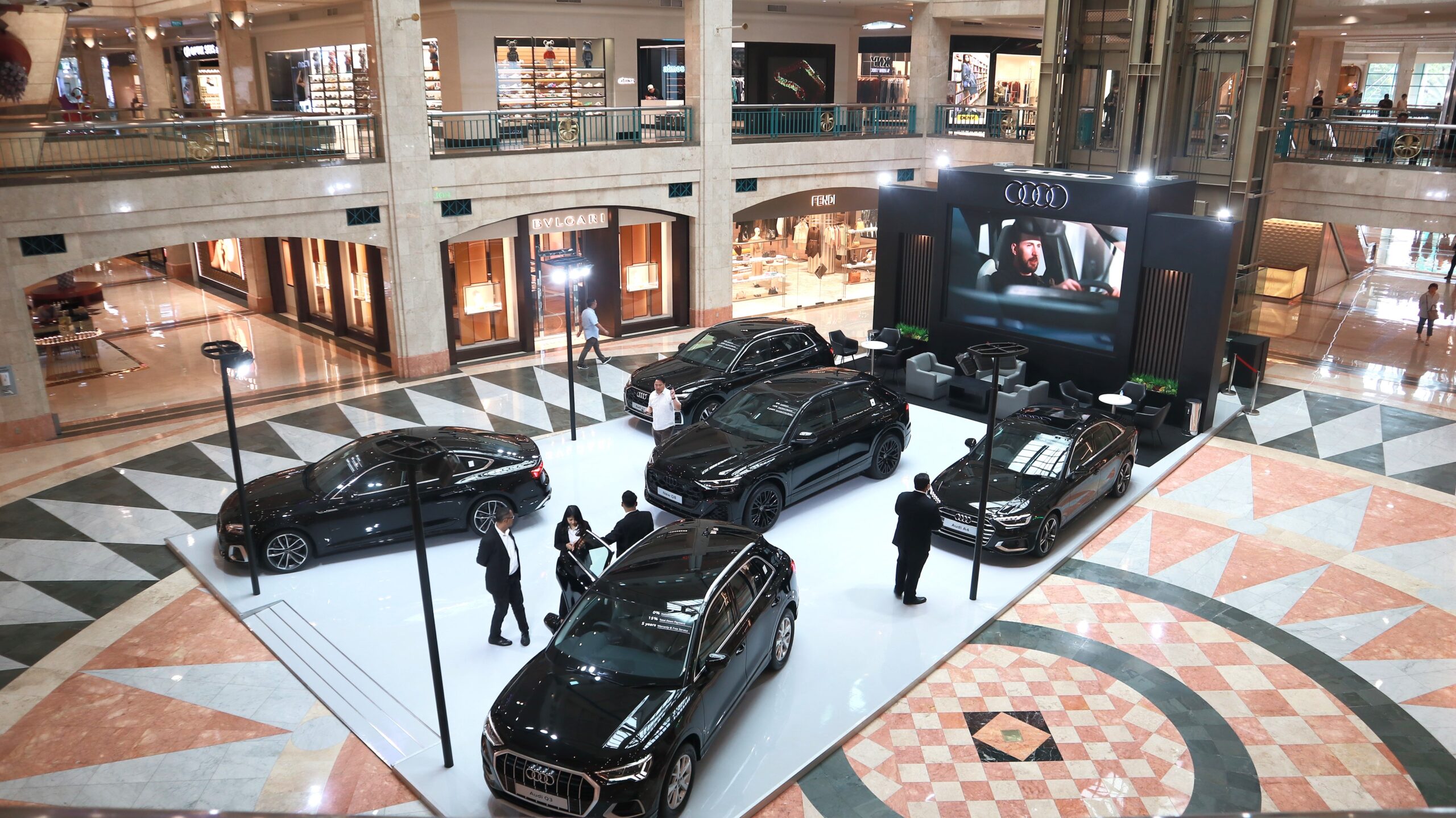 Promo Audi Q SUV Series dan model Sedan Audi Mejeng di Mall Jakarta Selatan Promo Audi Q SUV Series dan model Sedan Audi Mejeng di Mall Jakarta Selatan