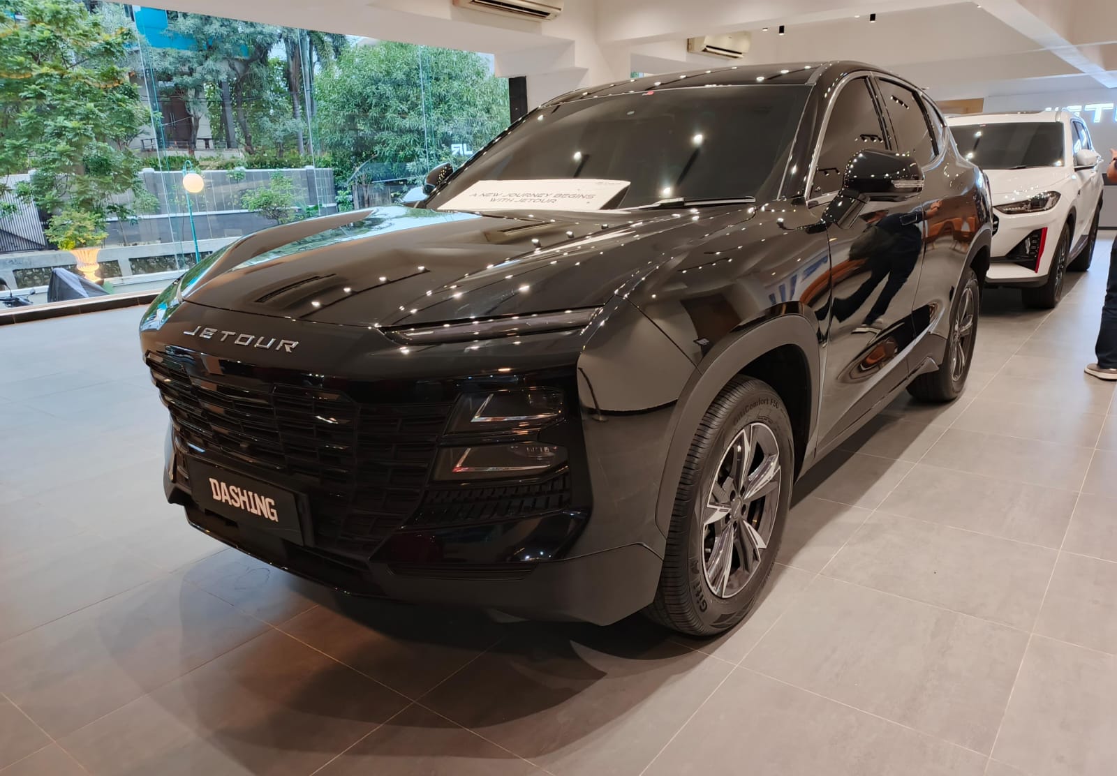 Perbedaan JETOUR Dashing Journey vs JETOUR Dashing Inspira Tampang JETOUR Dashing Journey pakai velg 18 inci tanpa panoramic sunroof