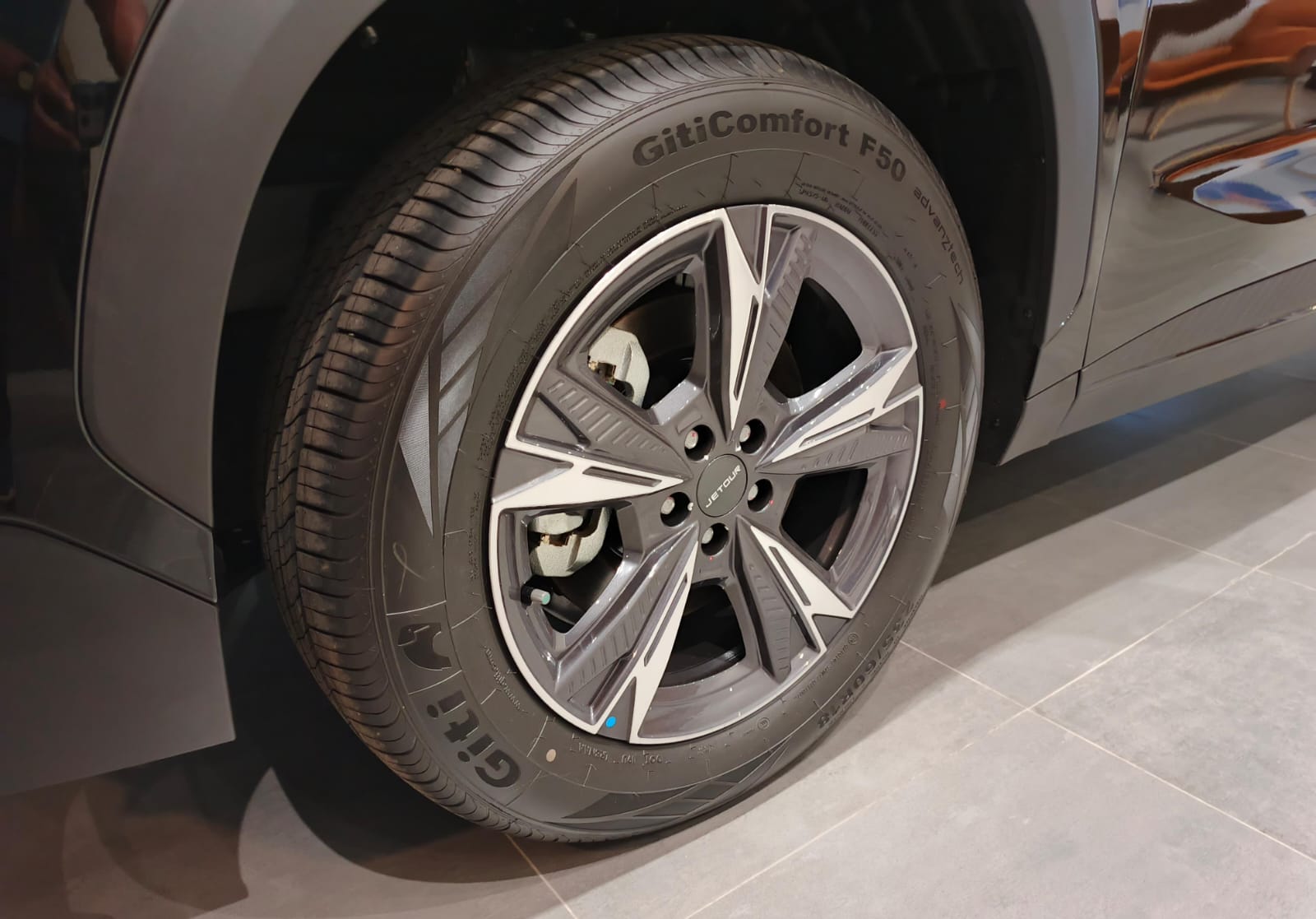 Perbedaan JETOUR Dashing Journey vs JETOUR Dashing Inspira Dashing Journey pakai velg model palang 5