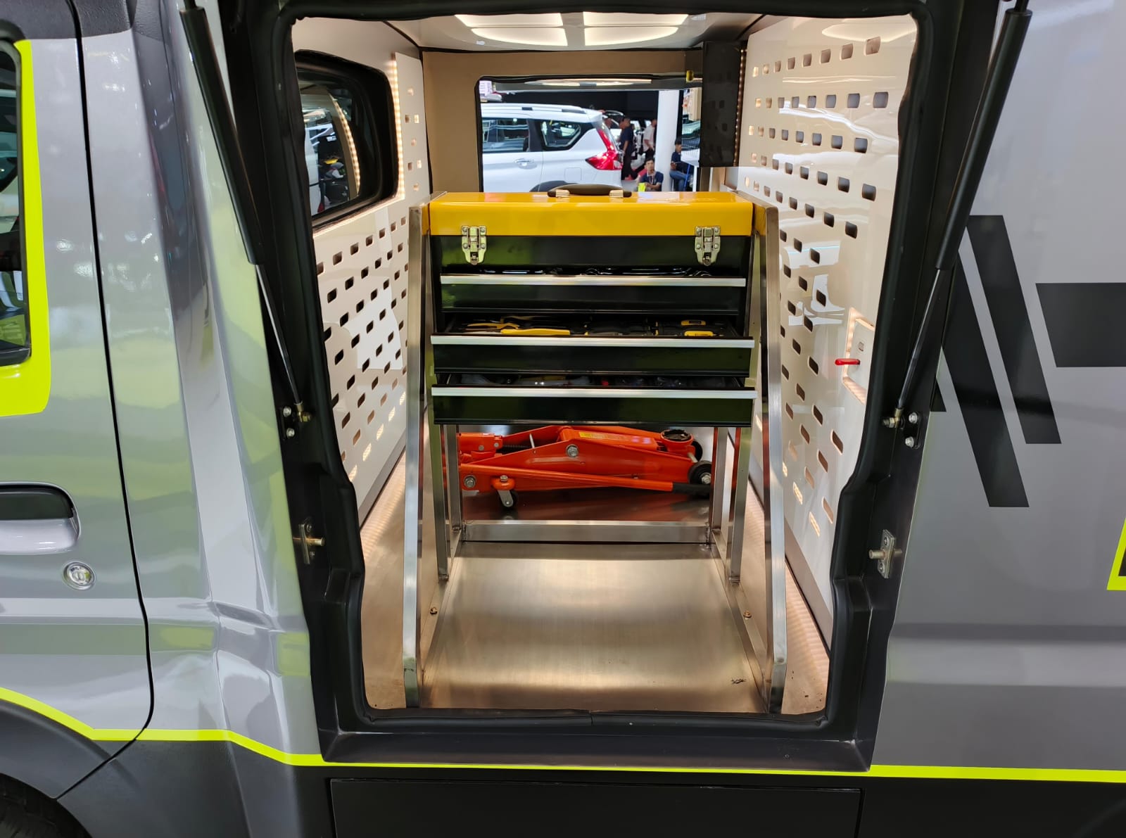 The One and Only, Suzuki New Carry Pick Up Partner Segala Kebutuhan Usaha dan Bisnis Tempat untuk manaruh tool kit