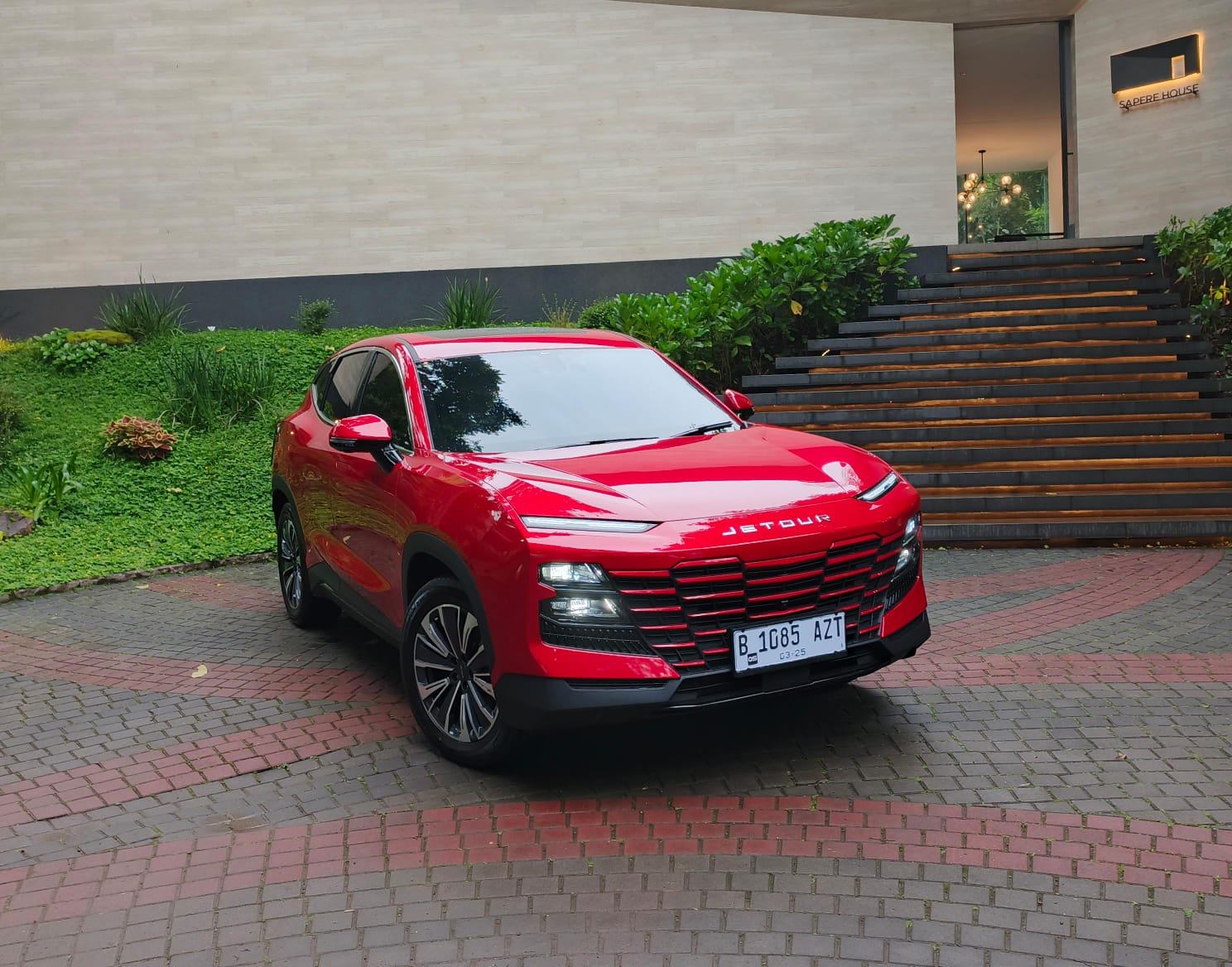 Perbedaan JETOUR Dashing Journey vs JETOUR Dashing Inspira JETOUR Dashing Inspira dengan kelir Bloodstone Red jadi warna hero color