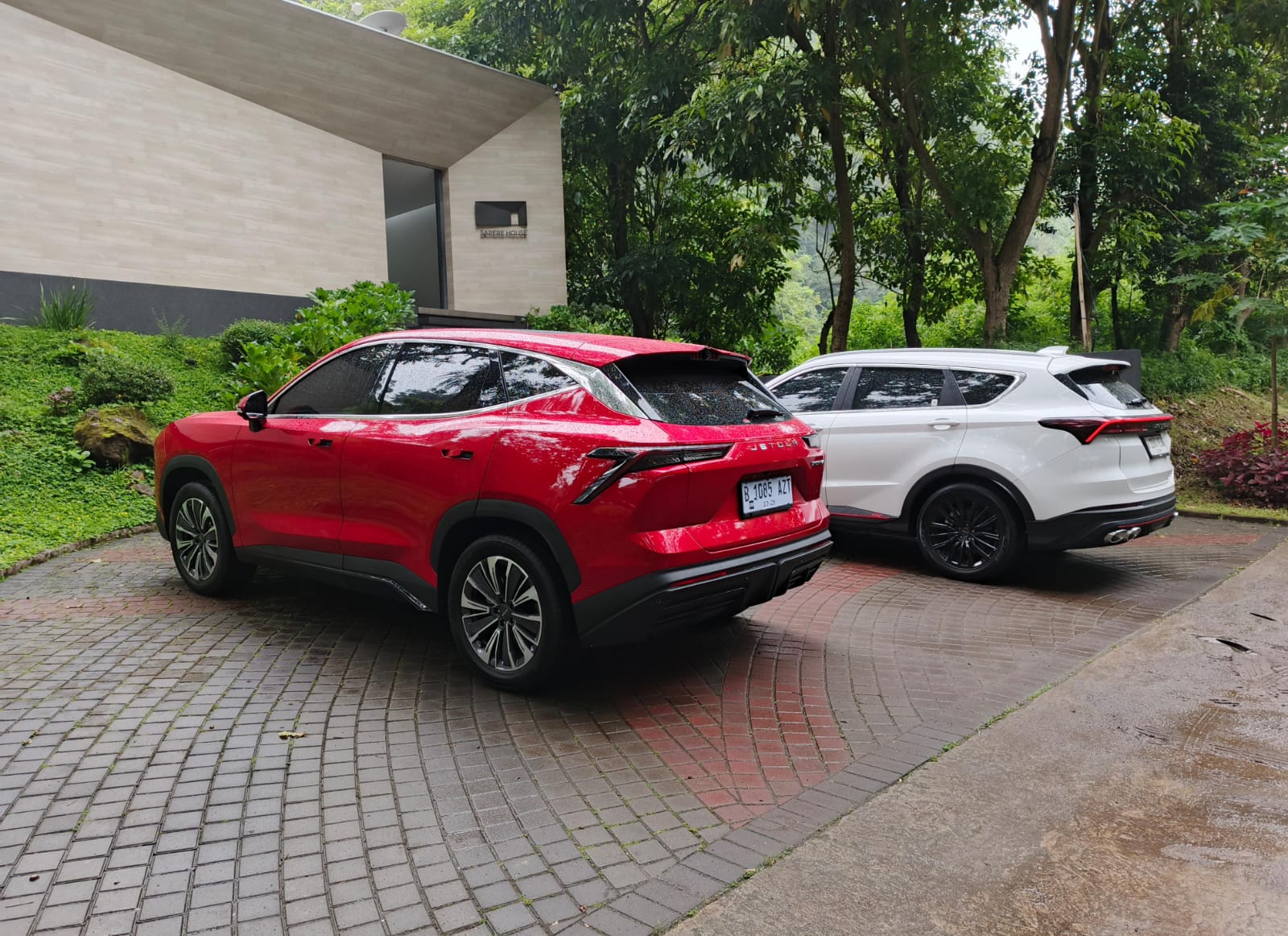 Penyesuaian Harga Jetour Dashing dan X70 Plus Terpangkas Rp 40 Jutaan JETOUR Dashing (kiri) dan X70 Plus (kanan)