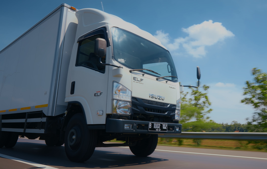 Konsumen di Palangkaraya Beli Truk Isuzu Pakai Uang Koin Isuzu Elf NMR