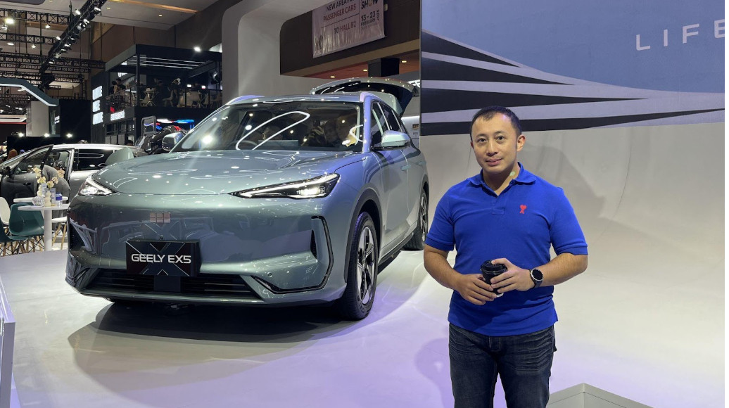 Antusias Pengunjung IIMS 2025 Coba Langsung SUV Listrik Geely EX5 geely 1