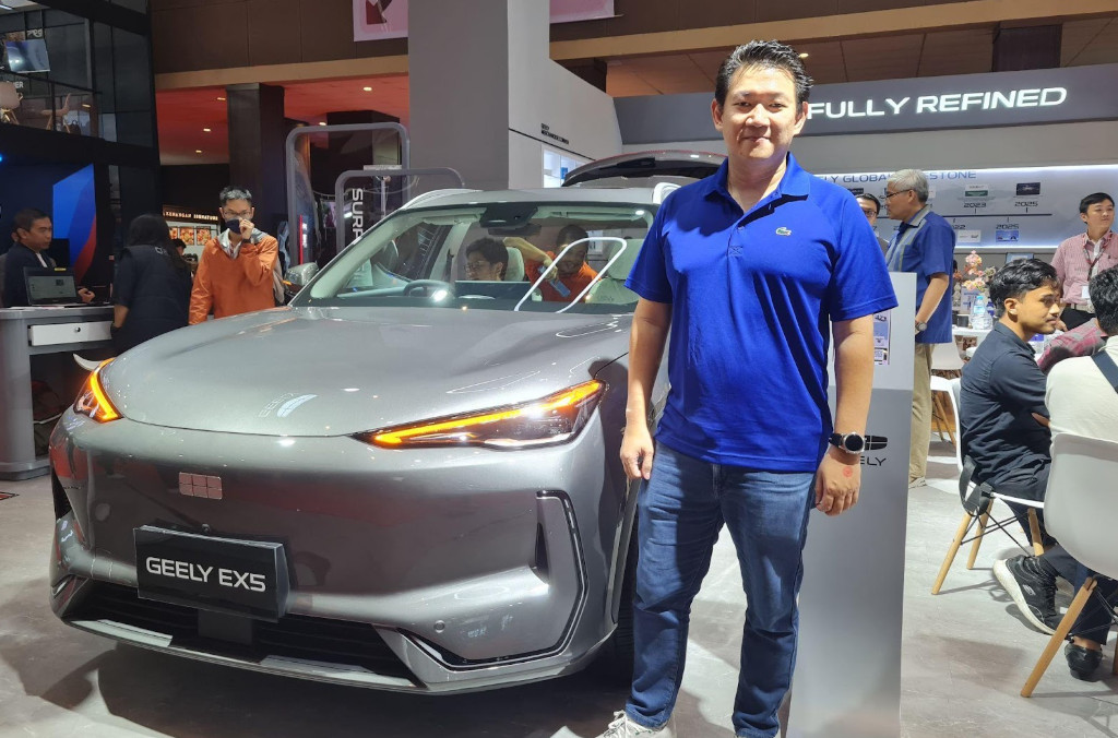 Antusias Pengunjung IIMS 2025 Coba Langsung SUV Listrik Geely EX5 Minat mencoba mobil Geely EX5 tinggi