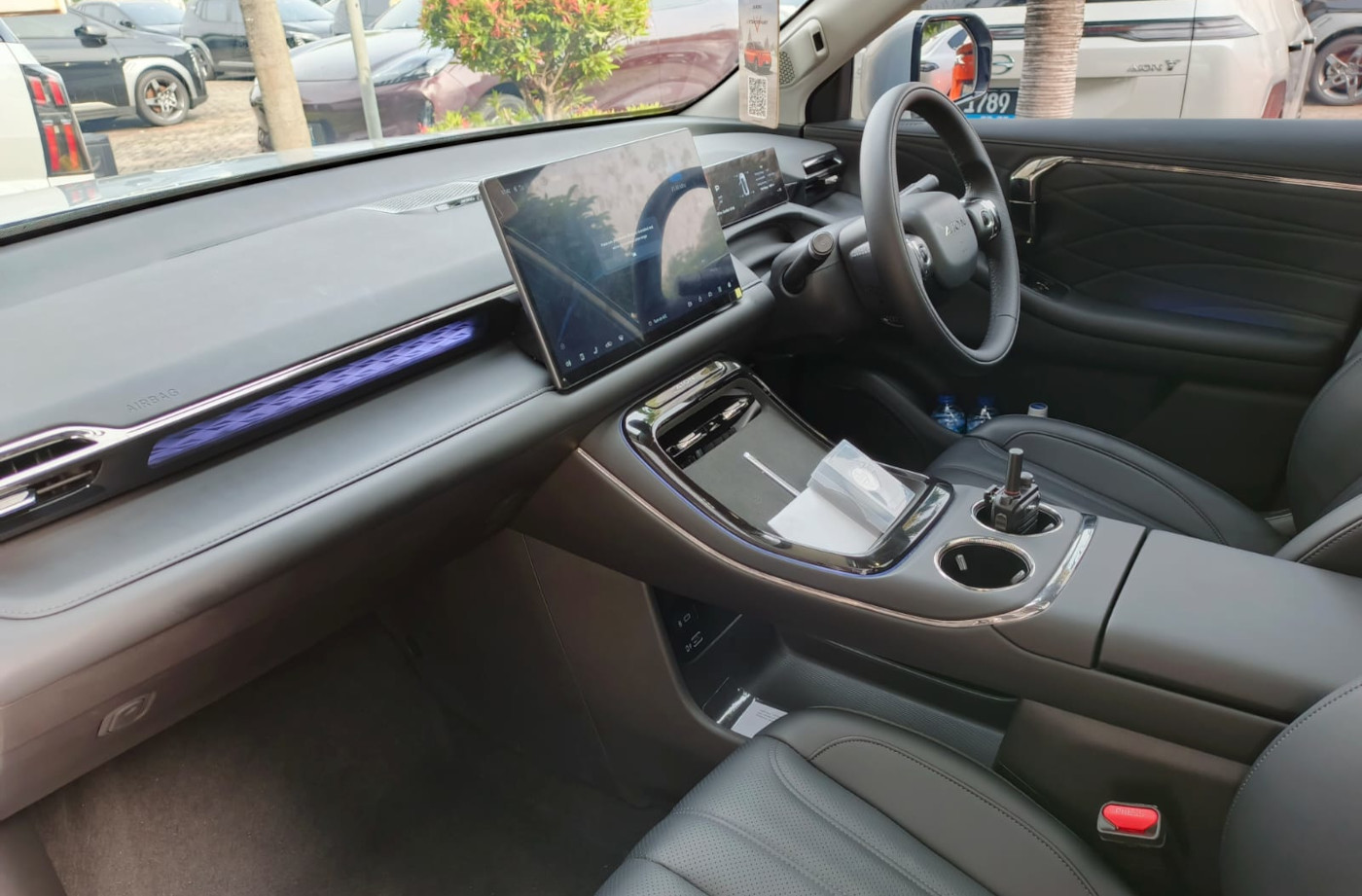 Nyetir AION V Rute Jarak Jauh Dimanja ADAS Pintar dan Es Krim Dingin Menyegarkan Layout dasbor modern dengan posisi berkendara yang bisa diatur nyaman