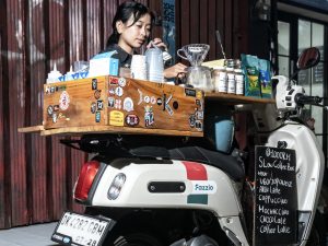 1000KM Coffee Cara Wanita Cantik asal Bali Berjualan Kopi di Atas Yamaha Fazzio