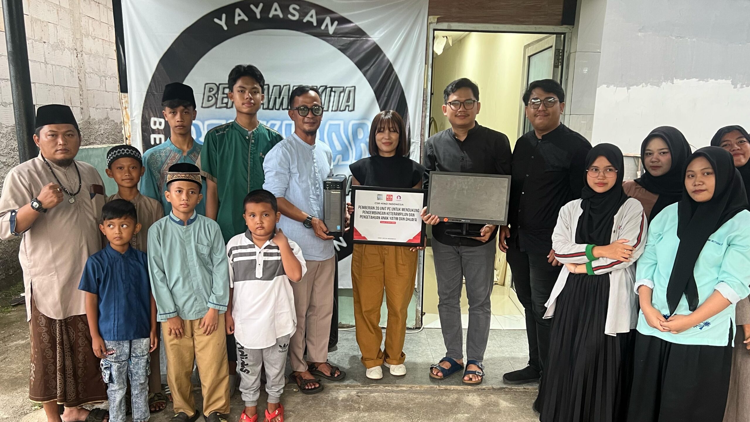 Hino Donasikan 20 Unit PC untuk Kursus Komputer bagi Pendidikan Anak Yatim dan Dhuafa CSR Hino menyerahkan bantuan 20 unit PC 2 scaled