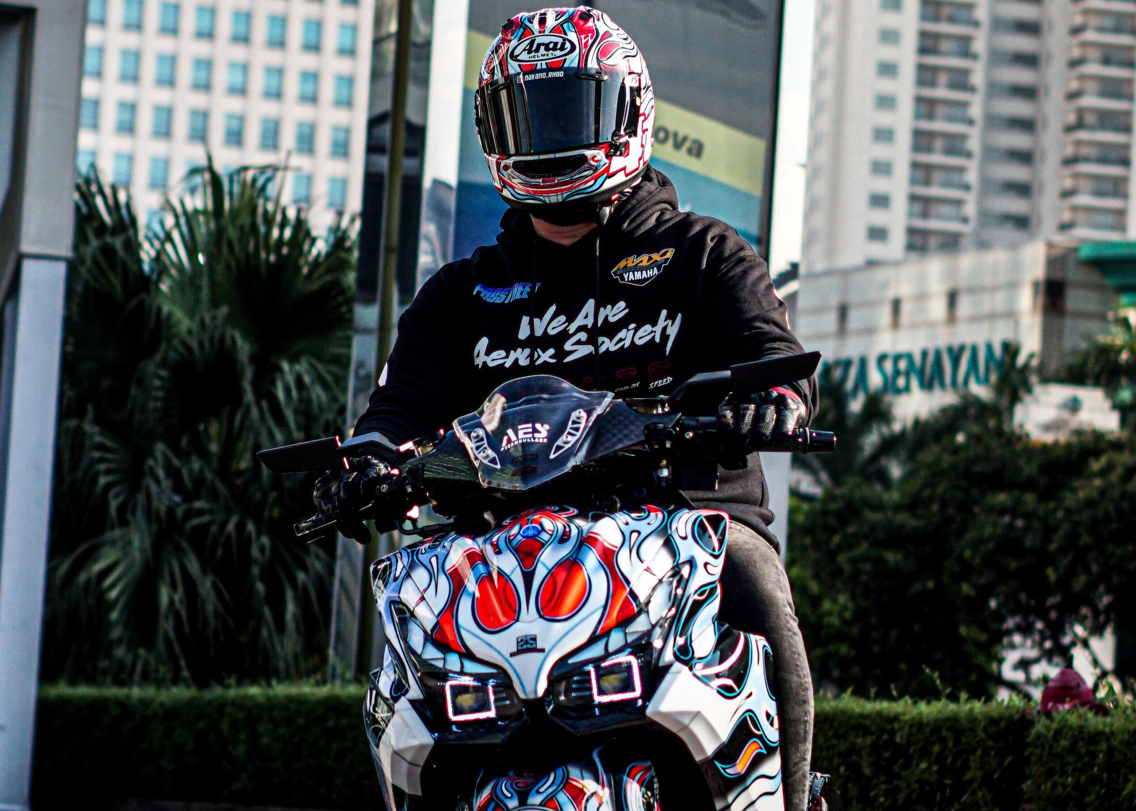 Modifikasi Yamaha Aerox Alpha ini juga dijejali berbagai aksesori branded