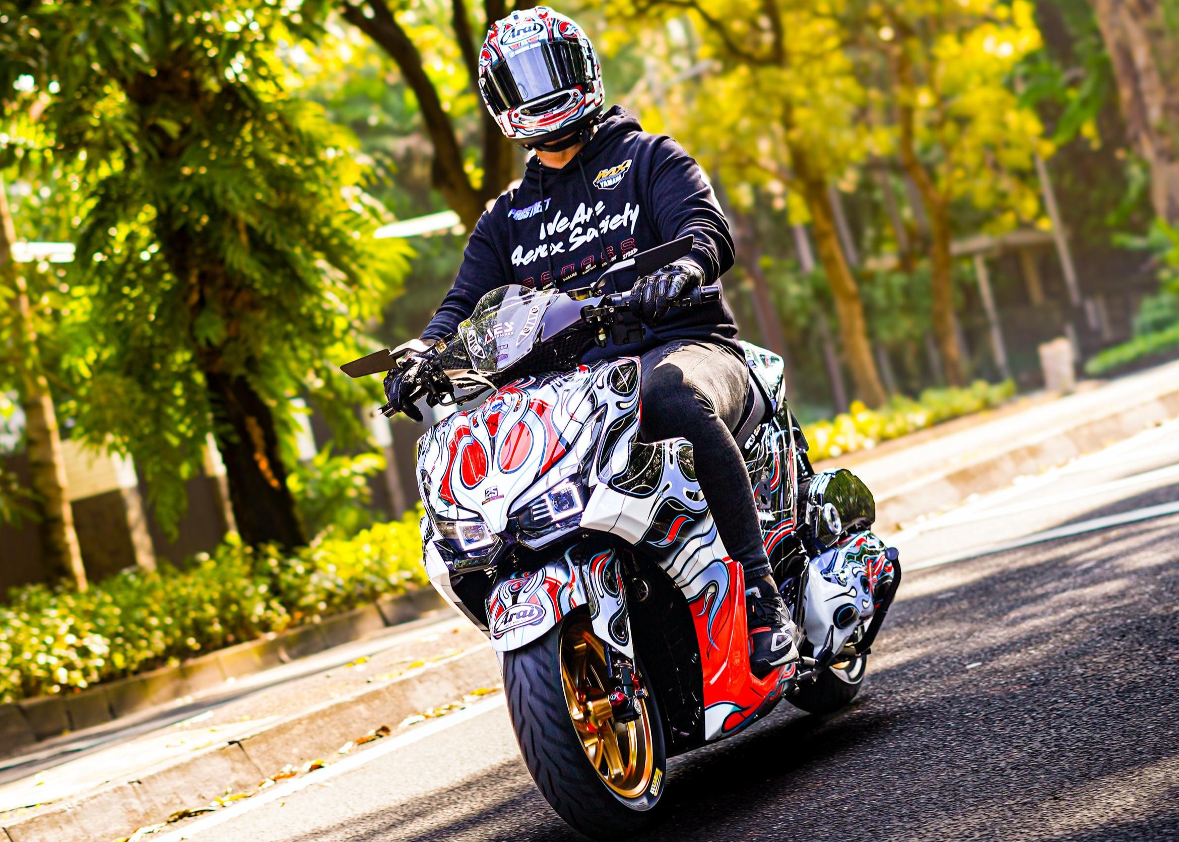 Warna dan grafis pada modifikasi Yamaha Aerox Alpha 