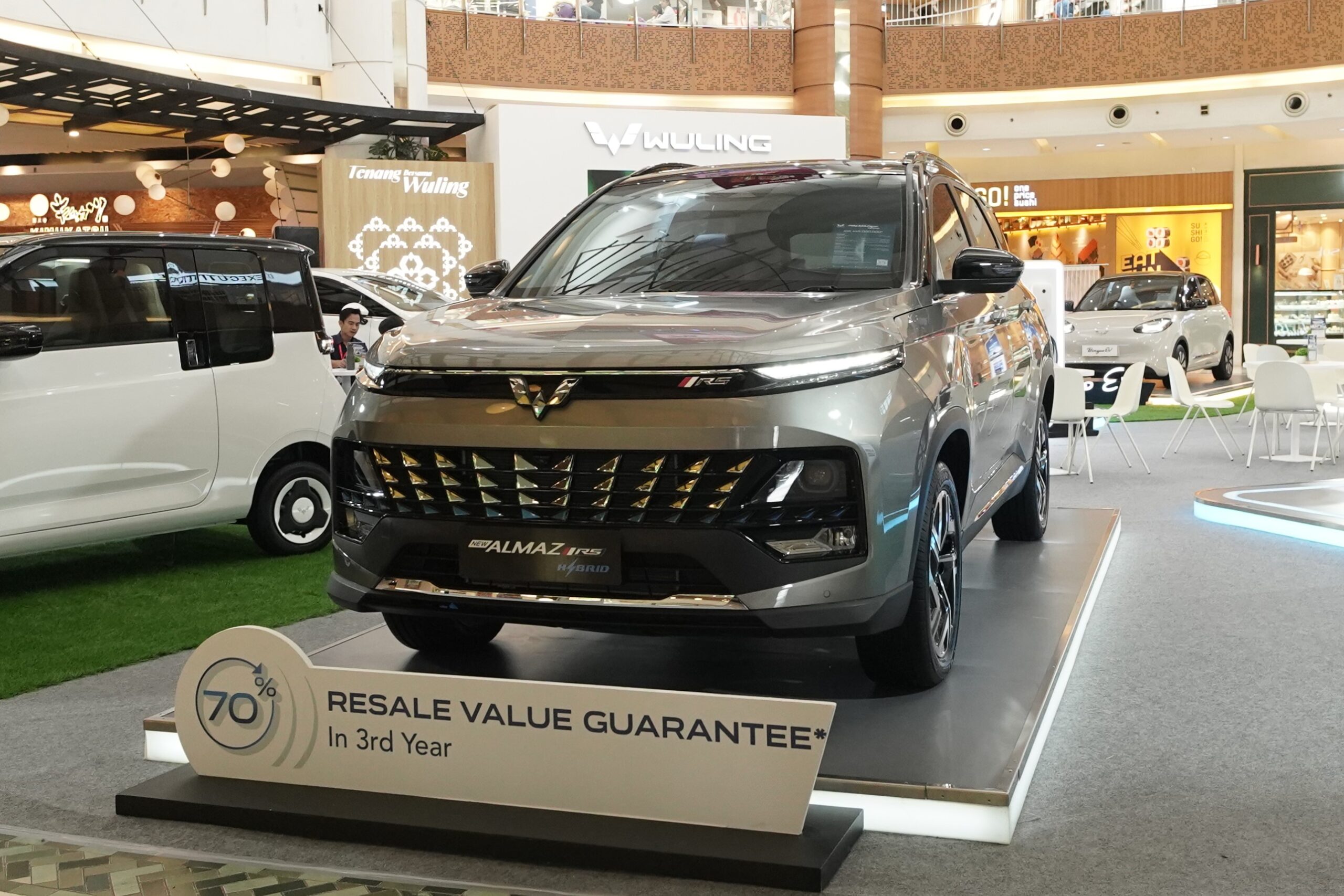 Konsumen yang membeli Almaz Hybrid berhak mendapatkan 70 Resale Value Guarantee gratis biaya jasa perawatan berkala hingga 8 tahun juga Lifetime Warranty untuk 3 komponen inti hybrid scaled