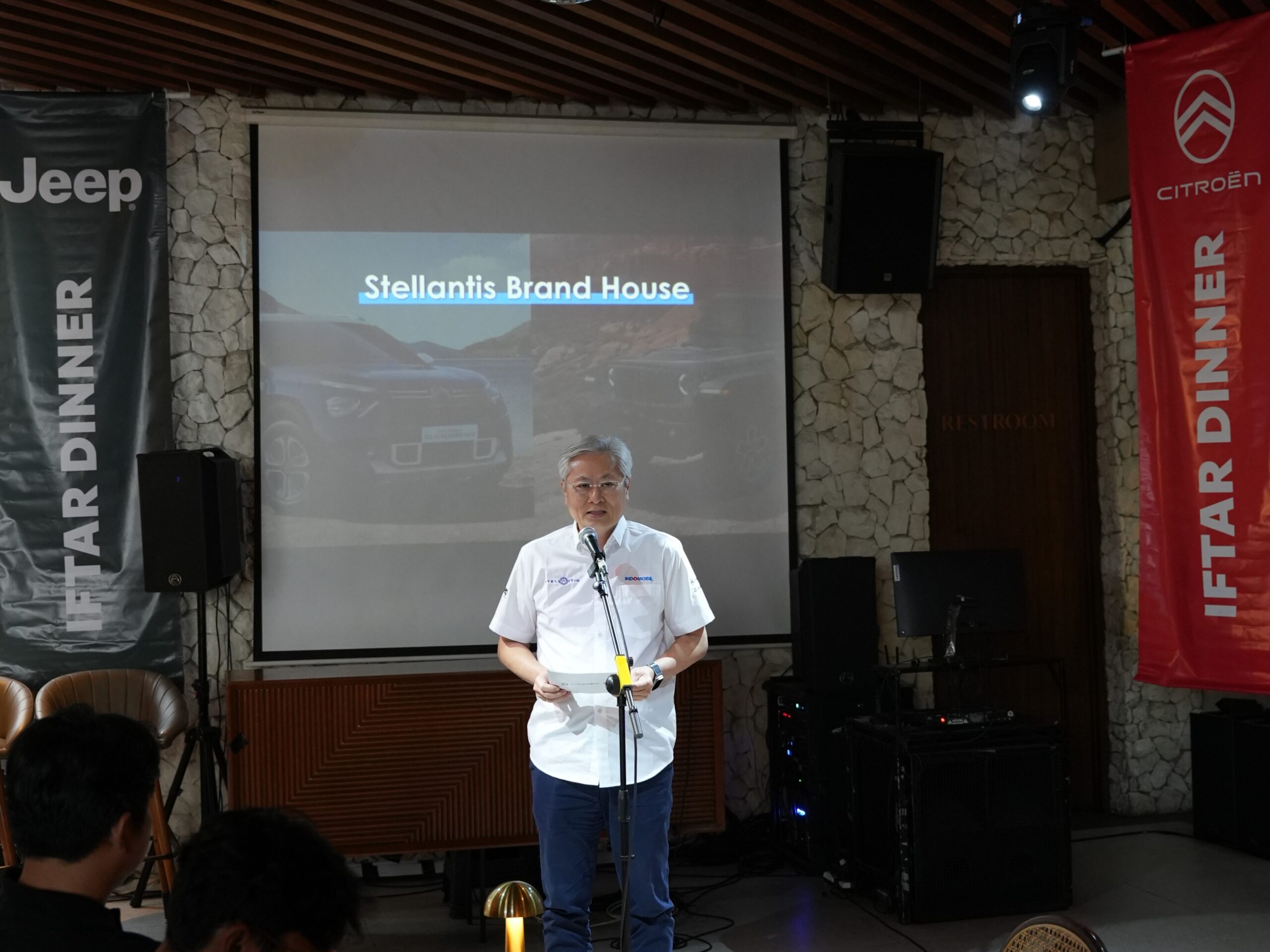 Tan Kim Piauw Chief Executive Officer PT Indomobil National Distributor mengumumkan konsep diler Stellantis Brand House bagi lini produk Citroen dan Jeep akan segera hadir di kota besar di seluruh In scaled