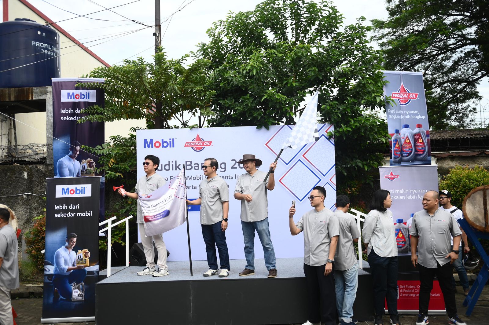 Pelepasan peserta Pelepasan peserta Mudik Bareng 2025 yang digagas PT EMLI